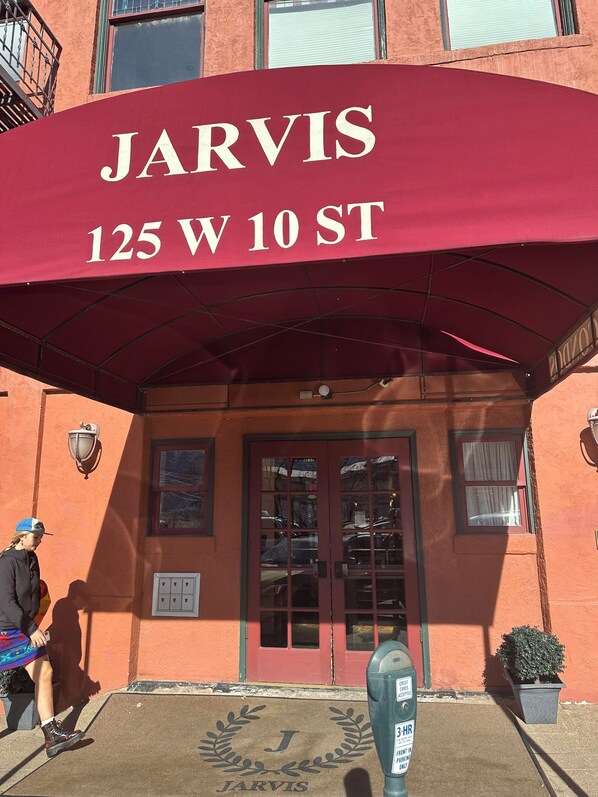 A building with a red awning displaying 'JARVIS 125 W 10 ST'.