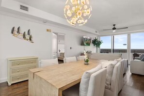 Dining - Unique Lake Condo- TOP location! (Orlando)
