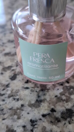 مجففات شعر، مناشف، صابون، ورق حمّام