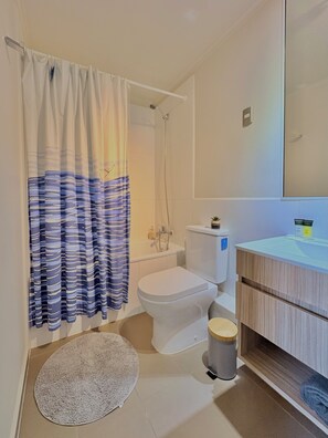 A bathroom with a shower, toilet, and sink. - Lodge with a View of the Volcano | Wi-Fi + Heating (Pucon)