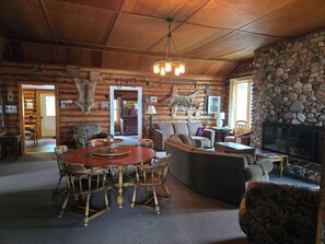 TV - Lake Superior Retreat - Classic Log Cabin on the Water! (Lutsen)