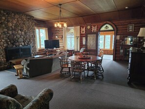 TV - Lake Superior Retreat - Classic Log Cabin on the Water! (Lutsen)