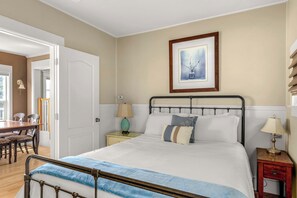 3 bedrooms, iron/ironing board, WiFi, bed sheets - Castello Del Mare - Ocean views, Hot tub, Dogs OK (Newport)