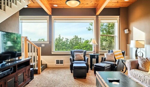 Castello Del Mare - Ocean views, Hot tub, Dogs OK