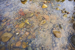 Vista despejada de un lecho rocoso con piedras y guijarros de distintos tamaños.