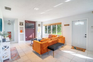 Lobby - Spacious 7-bedroom house in delightful Southwest Ranches with AC (Southwest Ranches)