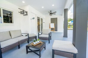 Terrace/patio - Spacious 7-bedroom house in delightful Southwest Ranches with AC (Southwest Ranches)