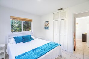 7 bedrooms, iron/ironing board, WiFi, bed sheets - Spacious 7-bedroom house in delightful Southwest Ranches with AC (Southwest Ranches)
