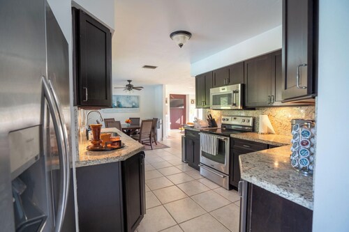 Spacious 7-bedroom house in delightful Southwest Ranches with AC