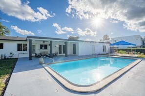 Pool - Spacious 7-bedroom house in delightful Southwest Ranches with AC (Southwest Ranches)