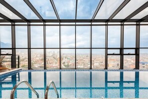 Indoor pool, a heated pool - Apartment with mountain view + swimming pool, gym and WiFi in Chapinero (Bogotá)