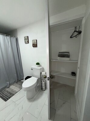 Dusche, Haartrockner, Handtücher, Seife