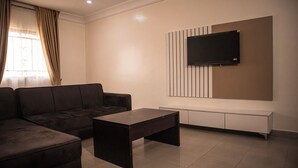 Deluxe-huoneisto, 1 parisänky, patio, kaupunkinäköala | Oleskelualue
