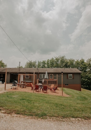 Terrace/patio - Heart of the Hocking Hills Lodge Newly renovated (Rockbridge)
