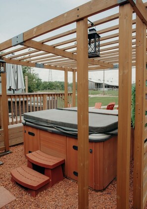 Terrace/patio - Heart of the Hocking Hills Lodge Newly renovated (Rockbridge)
