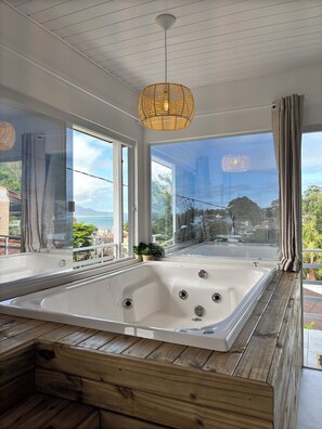 Interior - Private Jacuzzi with ocean view. (Florianópolis)