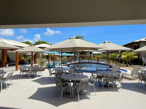 Outdoor dining - Cozy Apartment in Bioflora Residence Itacimirim (Monte Gordo)