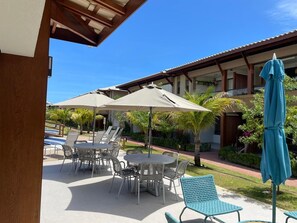 Outdoor dining - Cozy Apartment in Bioflora Residence Itacimirim (Monte Gordo)