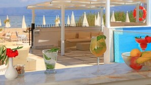 Un bar situé au bord de la piscine, où l’on sert des boissons et d’où l’on a une vue sur la mer.