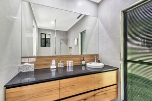 Dusche, Haartrockner, Handtücher, Seife