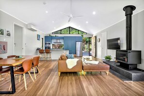 TV connectée, cheminée, livres