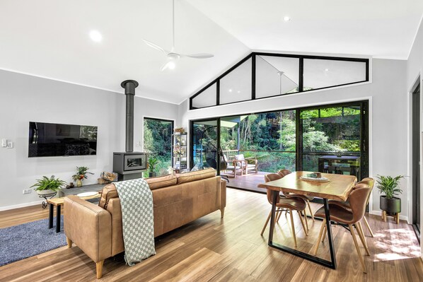 Smart-TV, Kamin, Bücher