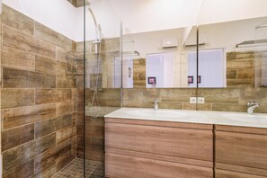 Shower, hair dryer, towels - Appartement Gambetta Tropézien - Welkeys (Saint-Tropez)