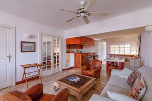 TV - Appartement Le Bateau Tropézien - Welkeys (Saint-Tropez)