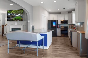 Unclassified image, 4 of 18, button