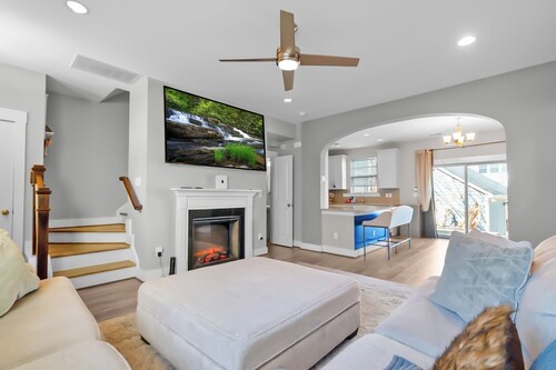 3BR Townhome 5 Min to Uptown, BOA, & Atrium