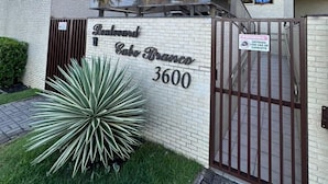 A multi-story building with a sign reading "Boulevard Cabo Branco 3600". - Boulevard Beira mar do Cabo Branco (João Pessoa)