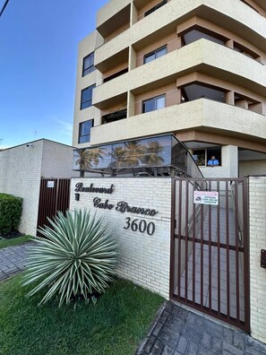Ein mehrgeschossiges Gebäude mit einem Schild, auf dem "Boulevard Cabo Branco 3600" steht.