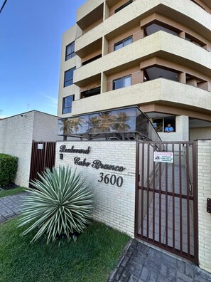 A multi-story building with a sign reading "Boulevard Cabo Branco 3600". - Boulevard Beira mar do Cabo Branco (João Pessoa)