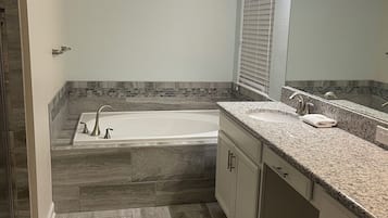 Secadora de cabello, toallas, jabón, papel de baño