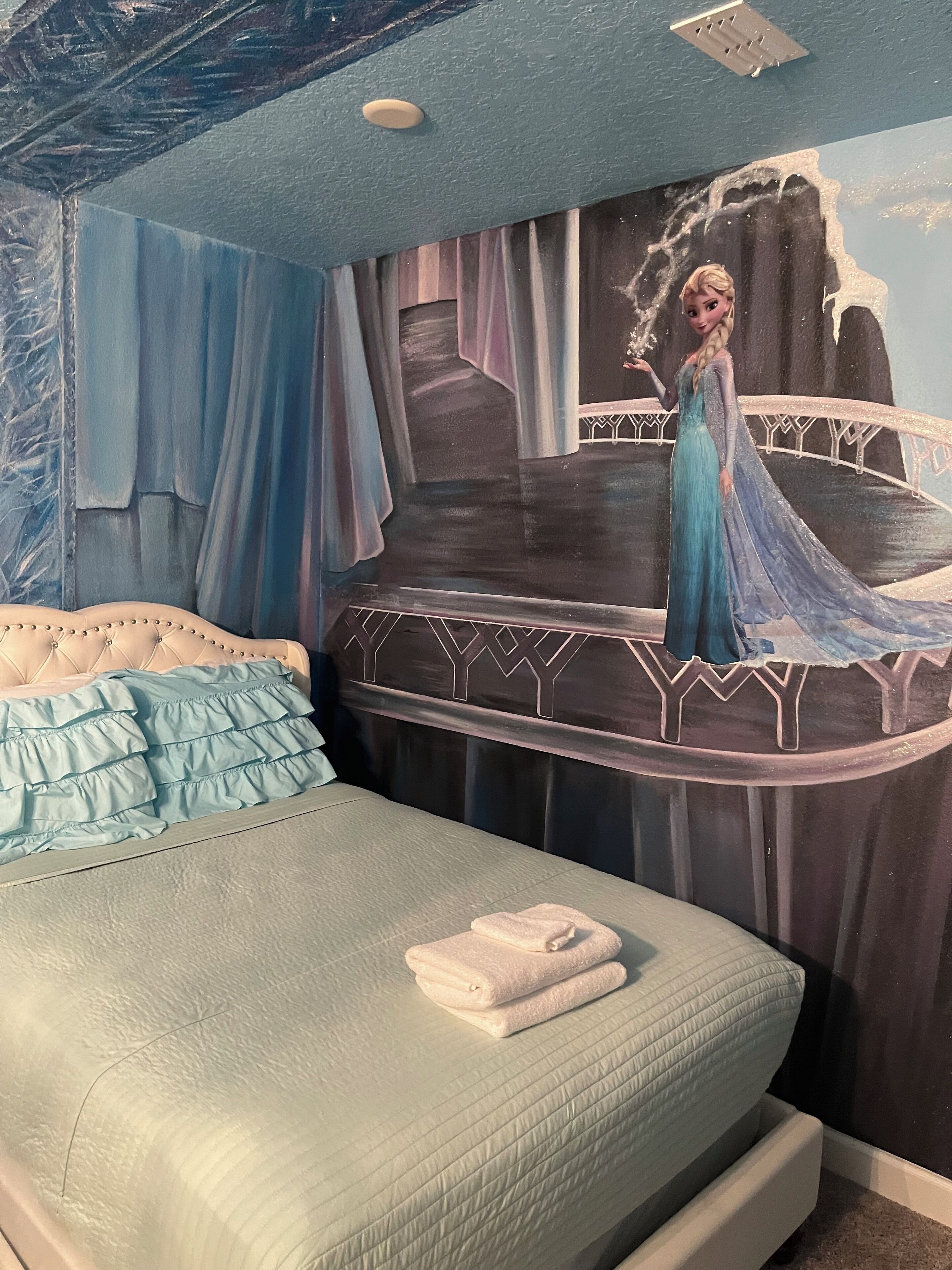 5 bedrooms, iron/ironing board, WiFi, bed sheets