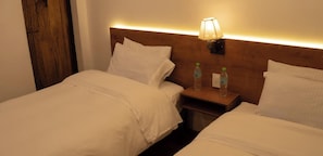 Habitación con 2 camas individuales | Wifi gratis y ropa de cama