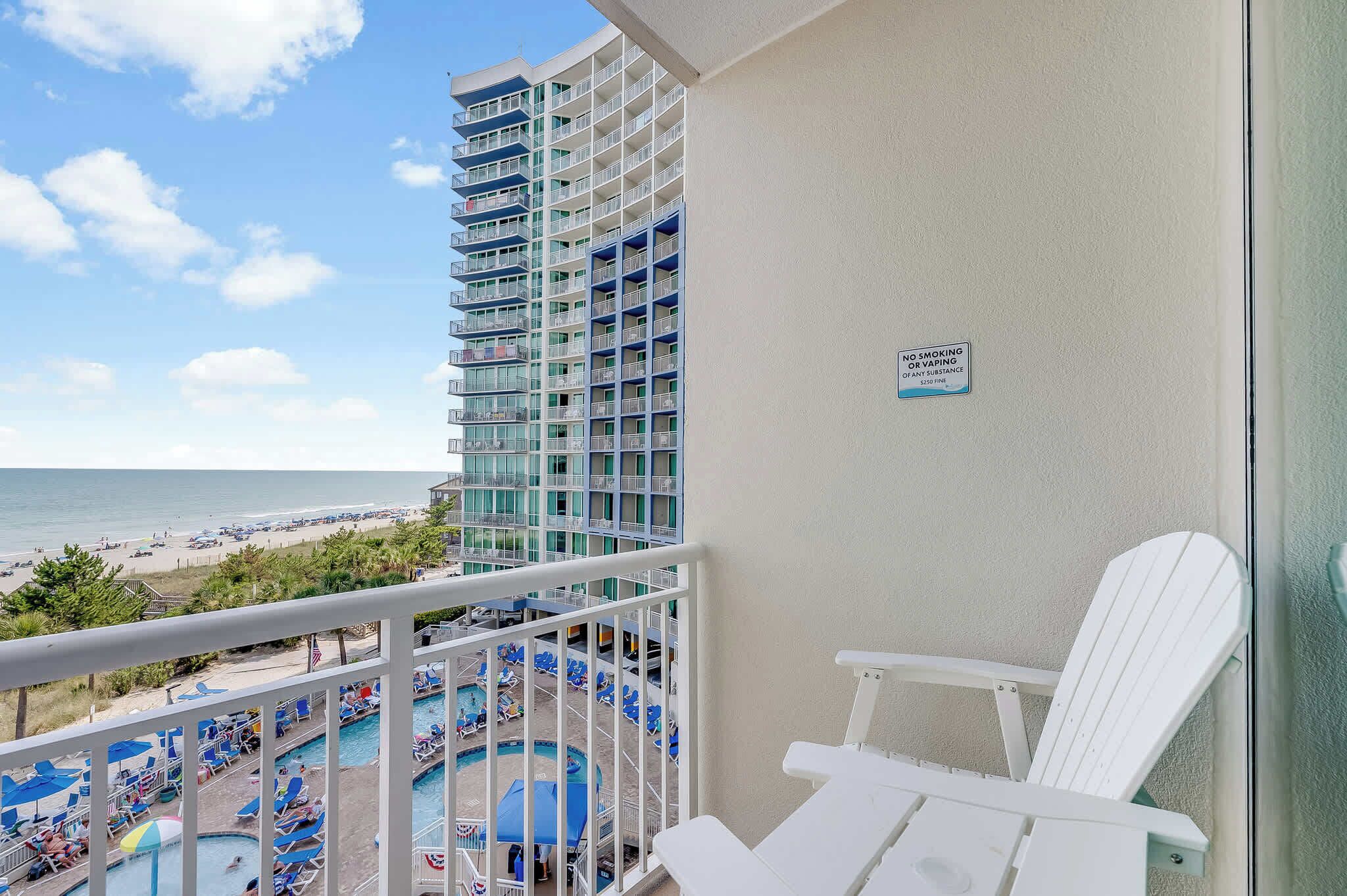 Un balcon avec vue sur une plage et sur l’espace piscine.