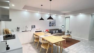 Suite de lujo, balcón | Cocina privada | Artículos de limpieza y papel de cocina