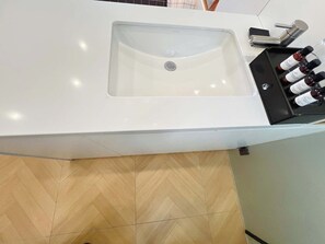 奢华双人房, 阳台 | 浴室 | 免费洗浴用品、吹风机、毛巾、肥皂