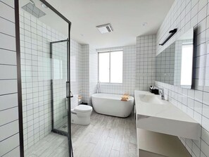 시니어 스위트, 발코니 | 욕실 | 무료 세면용품, 헤어드라이어, 타월, 비누