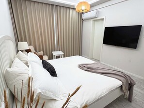 Senior Suite, Balcony | Blackout curtains, soundproofing, iron/ironing board, free WiFi