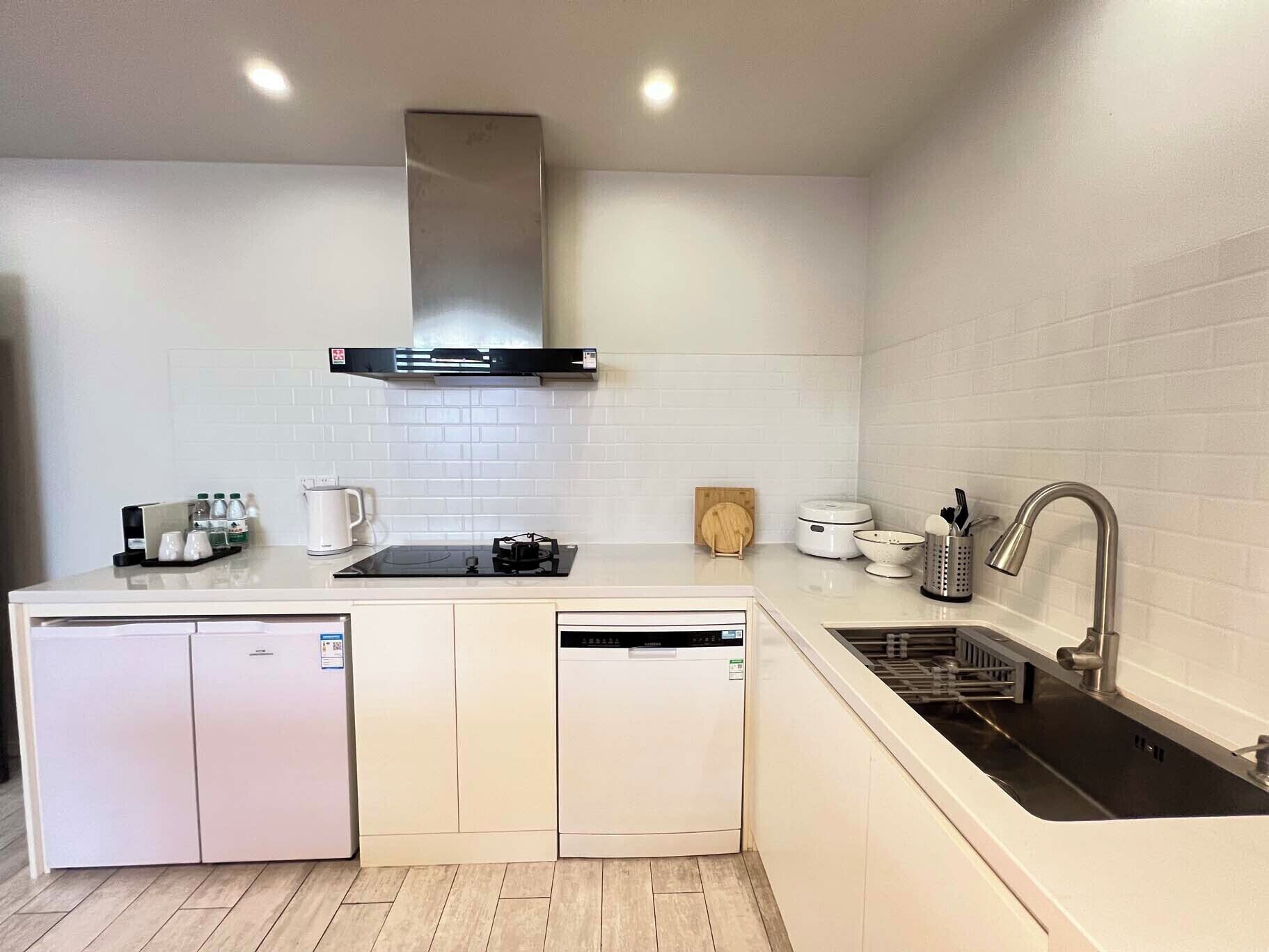 ラグジュアリー スイート バルコニー | 専用キッチン | クリーニング用品、ペーパータオル