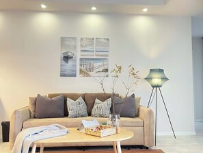 Senior Suite, Balcony | Living room