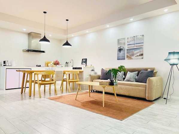 Senior Suite, Balcony | Living room