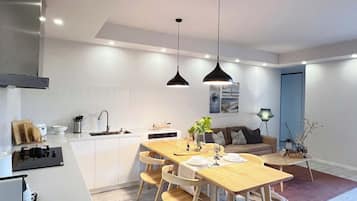 Suite de lujo, balcón | Cocina privada | Artículos de limpieza y papel de cocina