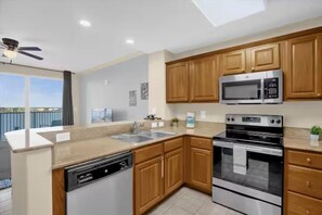 Private kitchen - Trendy lake condo-fireworks view (Orlando)