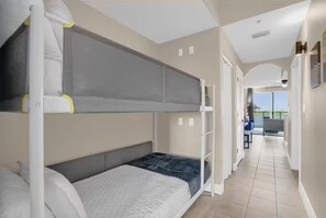 1 bedroom, iron/ironing board, WiFi, bed sheets - Trendy lake condo-fireworks view (Orlando)