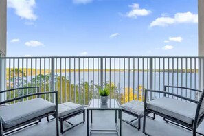 Property grounds - Trendy lake condo-fireworks view (Orlando)