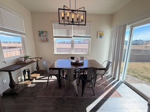 Dining - Spacious 4-bedroom house in terrific Colorado Springs with AC (Colorado Springs)