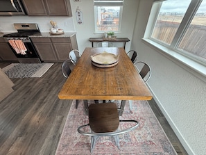 Dining - Spacious 4-bedroom house in terrific Colorado Springs with AC (Colorado Springs)